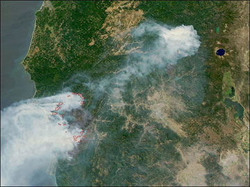 Aerial photo of smoke from Oregon and California wildfires, 2002