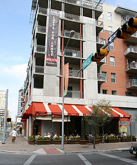 AMLI Downtown corner restaurant and shops.